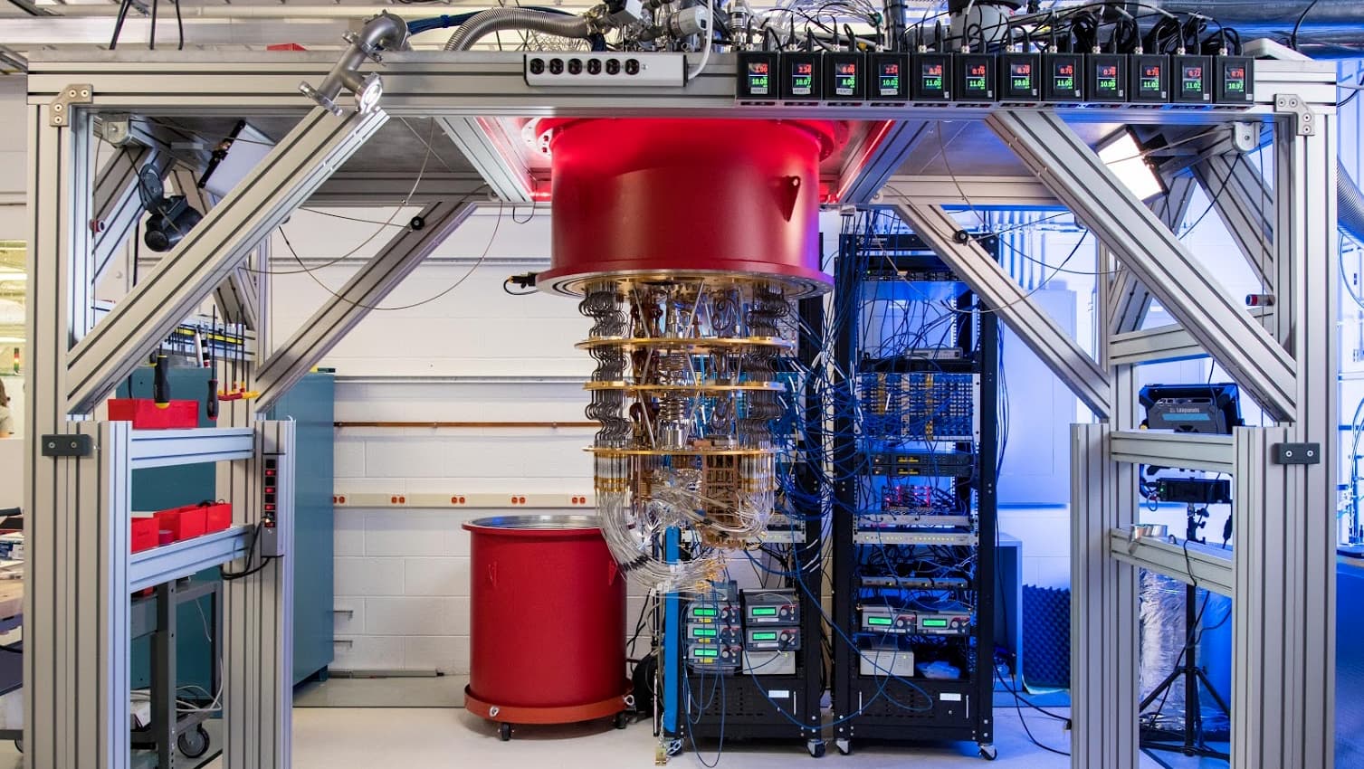 Todos esses fios são dedicados ao controle de qubits individuais e a manter tudo em temperaturas incrivelmente baixas.